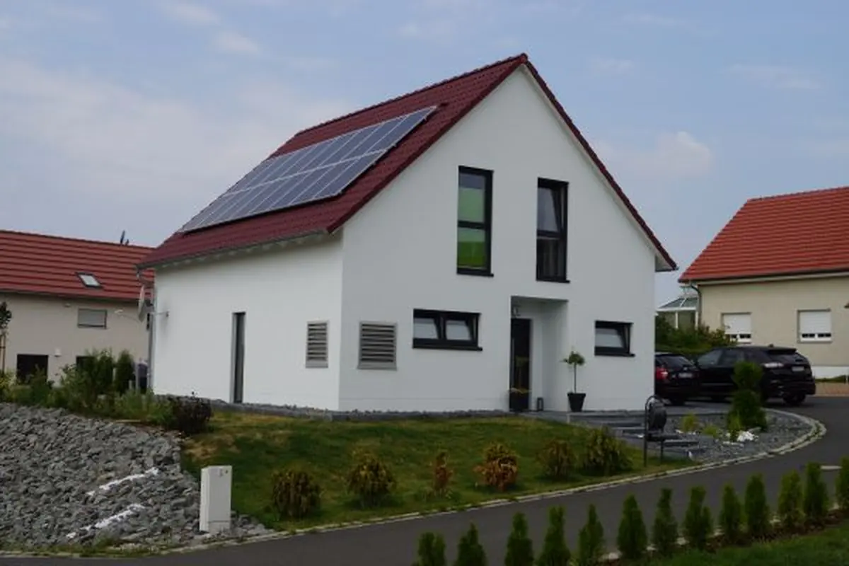 Einfamilienhaus Allegro mit rotem Satteldach und Zwerchgiebel